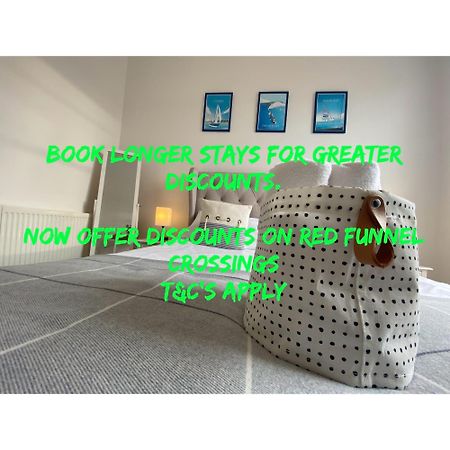 Wight On The Beach, Sleeps 4, Free Off Road Parking, Balcony With Sea Views Ryde  Bagian luar foto