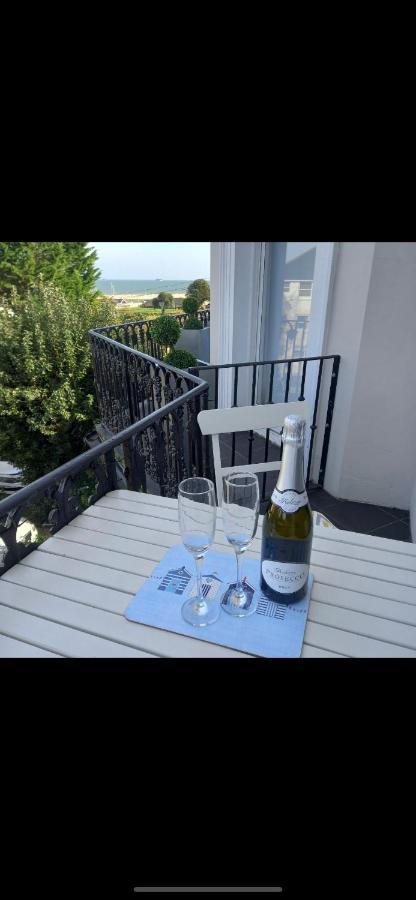 Wight On The Beach, Sleeps 4, Free Off Road Parking, Balcony With Sea Views Ryde  Bagian luar foto