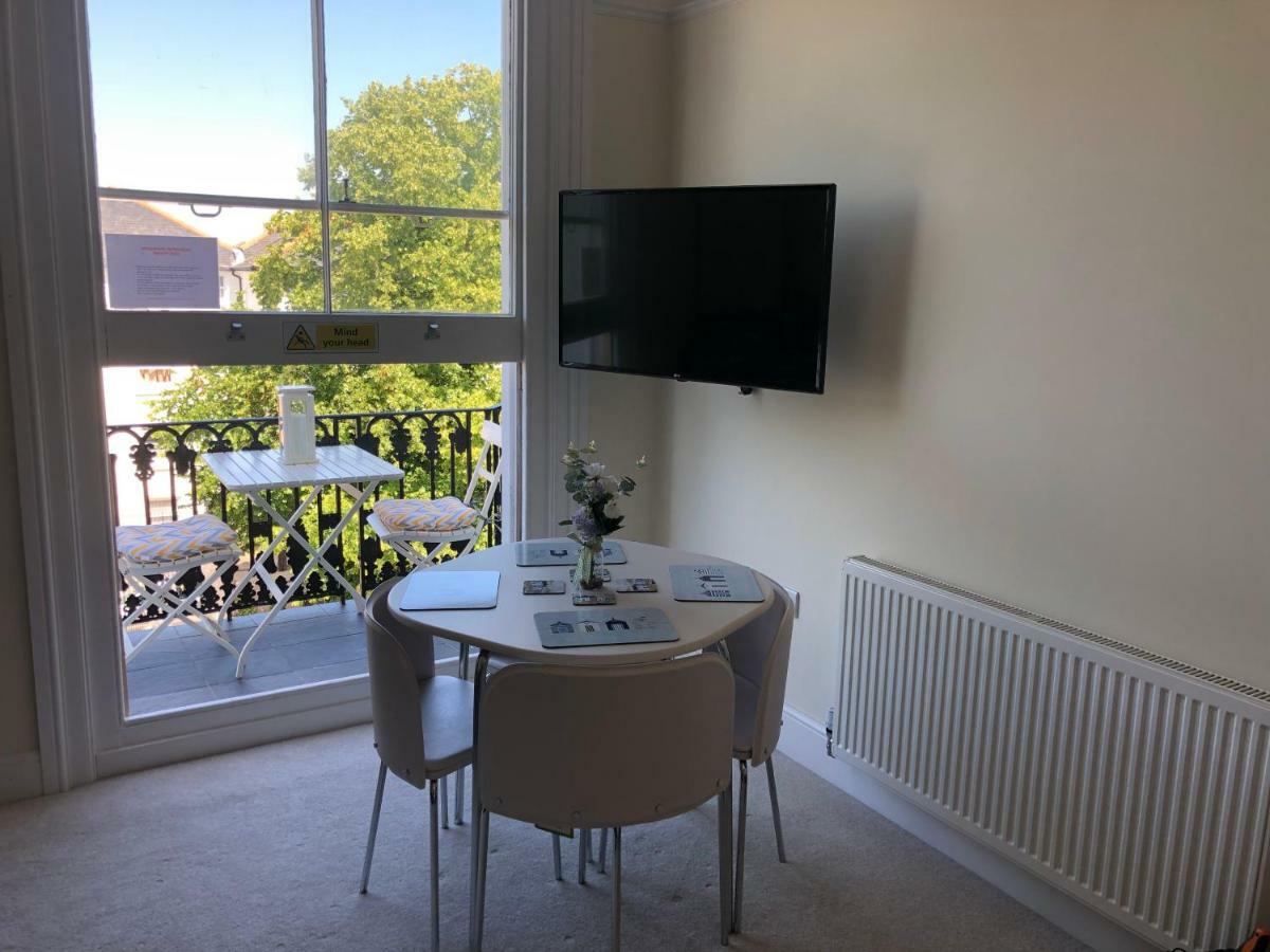 Wight On The Beach, Sleeps 4, Free Off Road Parking, Balcony With Sea Views Ryde  Bagian luar foto