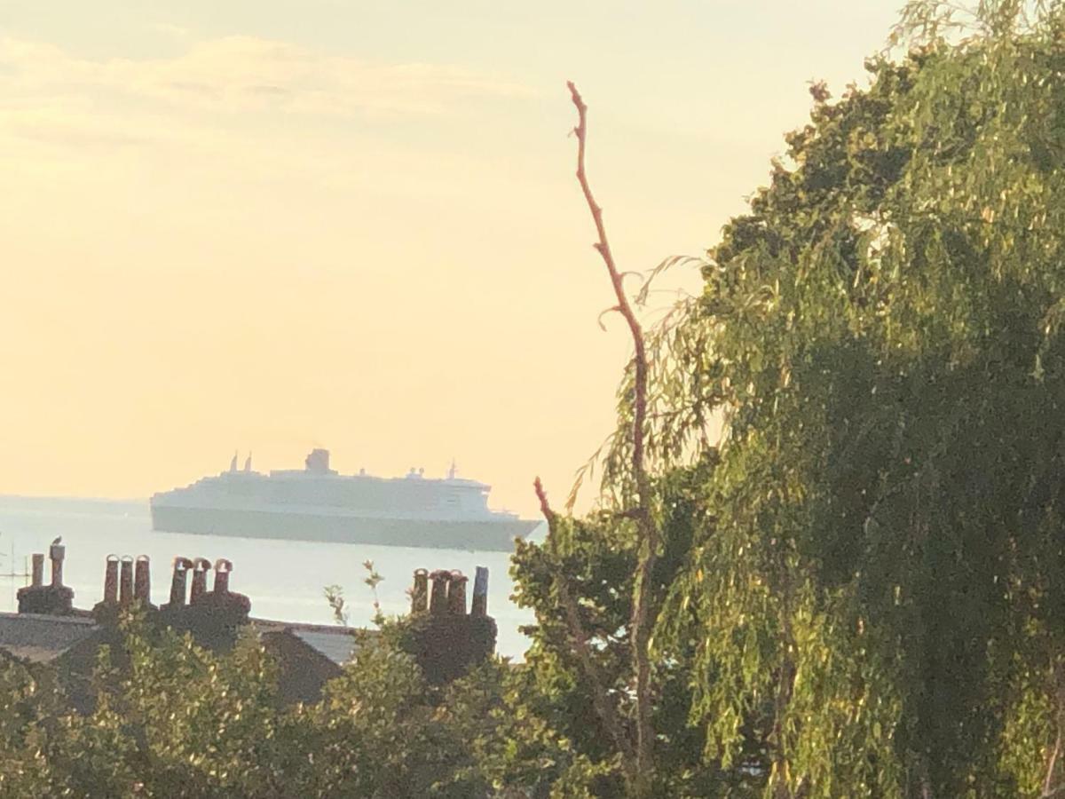 Wight On The Beach, Sleeps 4, Free Off Road Parking, Balcony With Sea Views Ryde  Bagian luar foto
