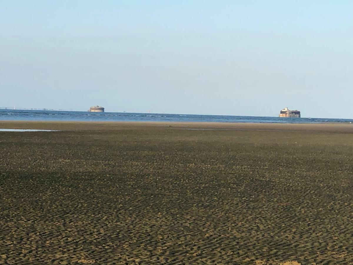 Wight On The Beach, Sleeps 4, Free Off Road Parking, Balcony With Sea Views Ryde  Bagian luar foto