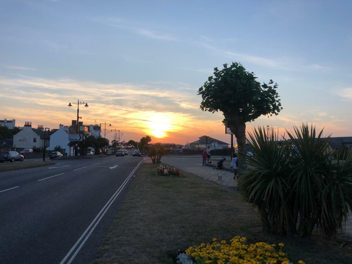 Wight On The Beach, Sleeps 4, Free Off Road Parking, Balcony With Sea Views Ryde  Bagian luar foto