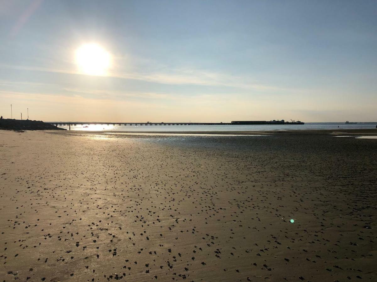 Wight On The Beach, Sleeps 4, Free Off Road Parking, Balcony With Sea Views Ryde  Bagian luar foto
