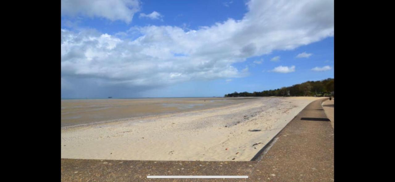 Wight On The Beach, Sleeps 4, Free Off Road Parking, Balcony With Sea Views Ryde  Bagian luar foto